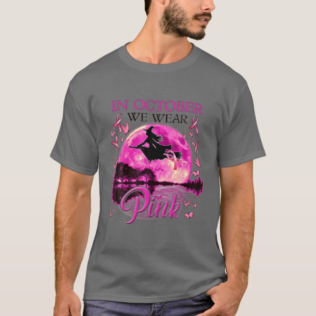 Camiseta In October We Wear Pink Ribbon Witch Halloween Bre (Frente)