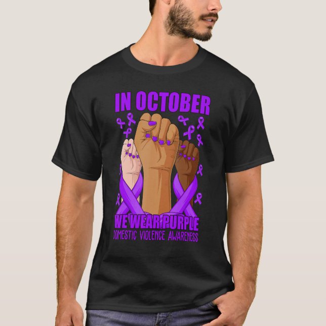Camiseta In October We Wear Purple Domestic Violence Awaren (Frente)