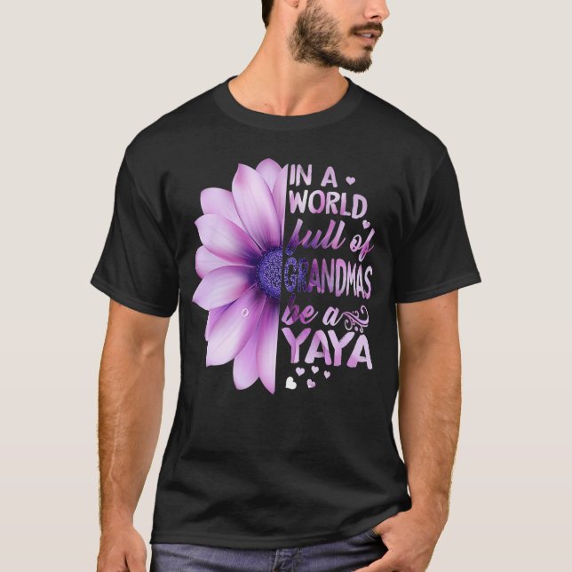 Camiseta In the world full of Grandmas Be a Yaya Lilac (Frente)