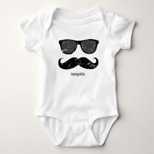 Camiseta incógnito - bigode engraçado e tons rosa