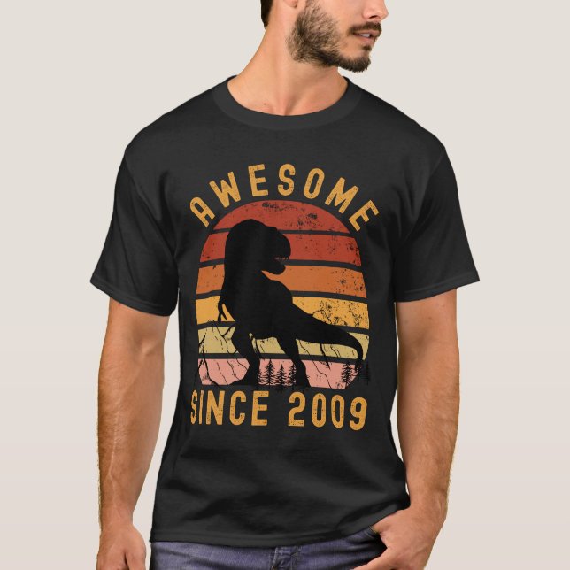 Camiseta Incrível Desde 2009 Dinossauro (Frente)
