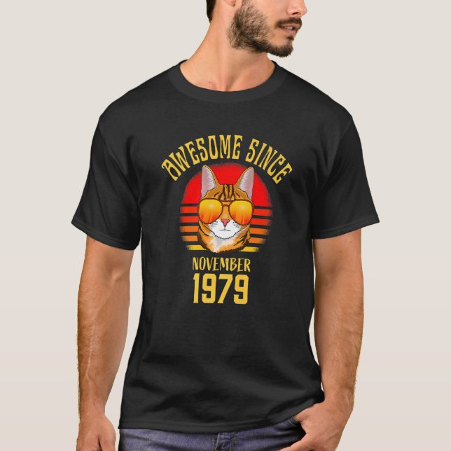 Camiseta Incrível Desde novembro de 1979, 43º Aniversário C (Frente)