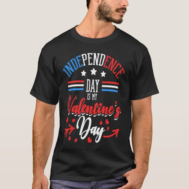 Camiseta Independence Day Is My Valentine's Day Lover Coupl (Frente)