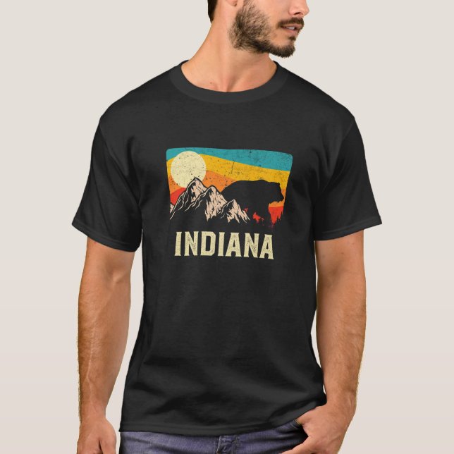 Camiseta Indiana Nature Wild Bear Retro Sunset Hiking (Frente)