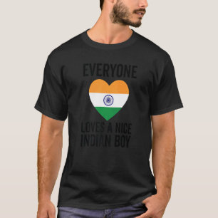 Camiseta Indiano Bandeira Todo Mundo Adora Um Bom Menino In