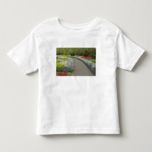 Camiseta Infantil Caminho de calçada através de tulipas e narcisos,