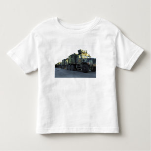 Camiseta Infantil Caminhões blindados sentam-se no cais em Morehead 