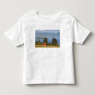 Camiseta Infantil Celeiro vermelho fica ao longo do pitoresco Lago F