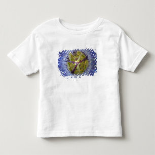 Camiseta Infantil Close-up da flor de maracujá com orvalho. Crédito: