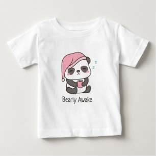 Camiseta infantil com pun Cute Sleepy Panda Bearly