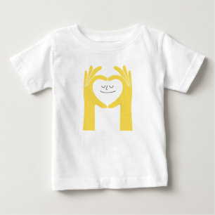 Camiseta Infantil de Mãos Coração Fofo