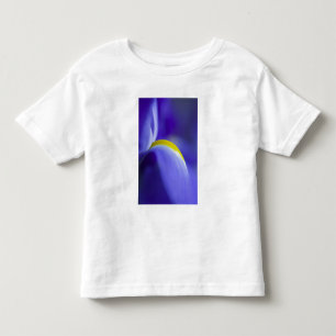 Camiseta Infantil Detalhe aproximado de um lírio Blue Flag.