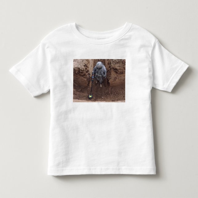 Camiseta Infantil Especialista procura um cache de armas (Frente)