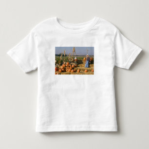 Camiseta Infantil Exposição de abóbora com fardos de feno e espantal
