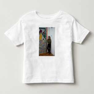 Camiseta Infantil Frank Stella ao lado de um de seu trabalha