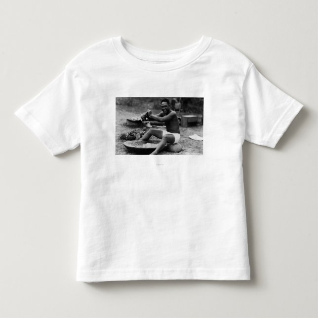 Camiseta Infantil Havaí - Homem Arrumando Taro para Fazer Poi (Frente)