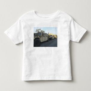 Camiseta Infantil Humvees senta-se no cais na cidade de Morehead