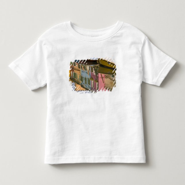 Camiseta Infantil Itália, Burano. Barcos num canal com (Frente)