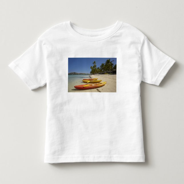 Camiseta Infantil Kayaks na praia, estância de Plantation Island (Frente)