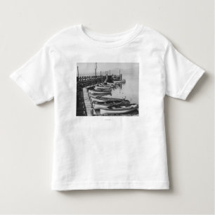 Camiseta Infantil Lake Tahoe, CA - barcos de madeira ao longo da