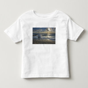Camiseta Infantil Mar do Caribe, Ilhas Cayman. Ondas batendo