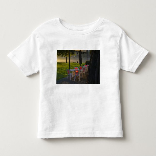 Camiseta Infantil mesas de jantar e cadeiras ao longo do rio Danúbio (Frente)
