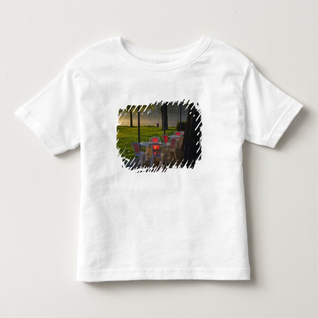 Camiseta Infantil mesas de jantar e cadeiras ao longo do rio Danúbio (Frente)