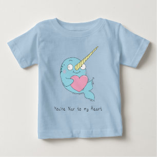 Camiseta infantil Narwhal Abraçando um Coração