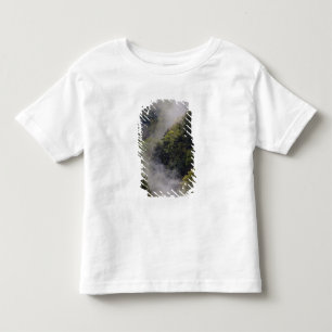 Camiseta Infantil Névoa subindo da encosta da montanha após chuva de