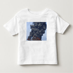 Camiseta Infantil Nuvens escuras de fumaça e fogo emergem 2