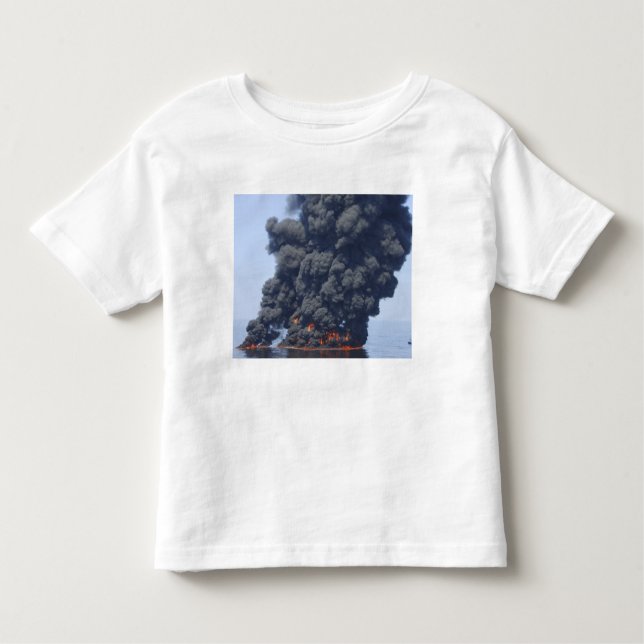 Camiseta Infantil Nuvens escuras de fumaça e fogo emergem 2 (Frente)