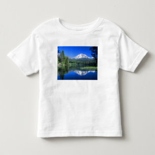 Camiseta Infantil O Mt. Lassen se ergue acima do Lago Manzanita