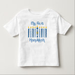 Camiseta Infantil ø Velas de Hanukkah<br><div class="desc">O festival de luzes projeta para velas azuis do divertimento de caracterização do Hanukkah do bebê ?as com bolinhas e listras e a estrela de David. O texto diz MEU PRIMEIRO HANUKKAH. Original de PinkInkArt!</div>