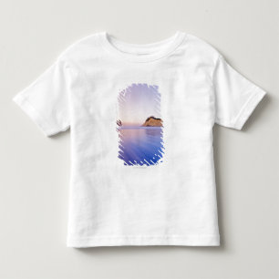 Camiseta Infantil Rocha do monte de feno em ondas azuis borradas