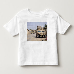 Camiseta Infantil Segurança de conduta da Humvee durante uma patrulh