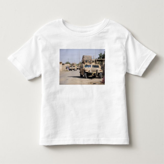 Camiseta Infantil Segurança de conduta da Humvee durante uma patrulh (Frente)