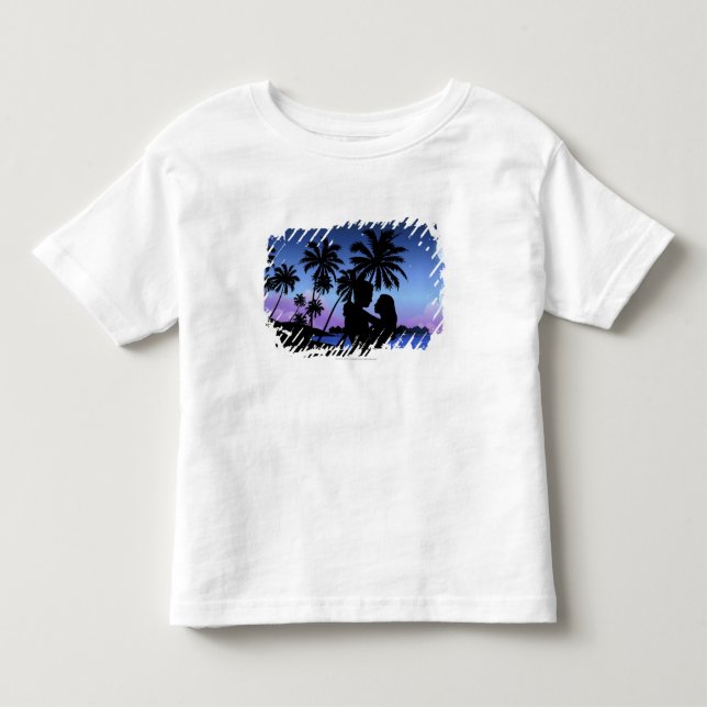 Camiseta Infantil Silhueta de um casal que abraça na praia (Frente)