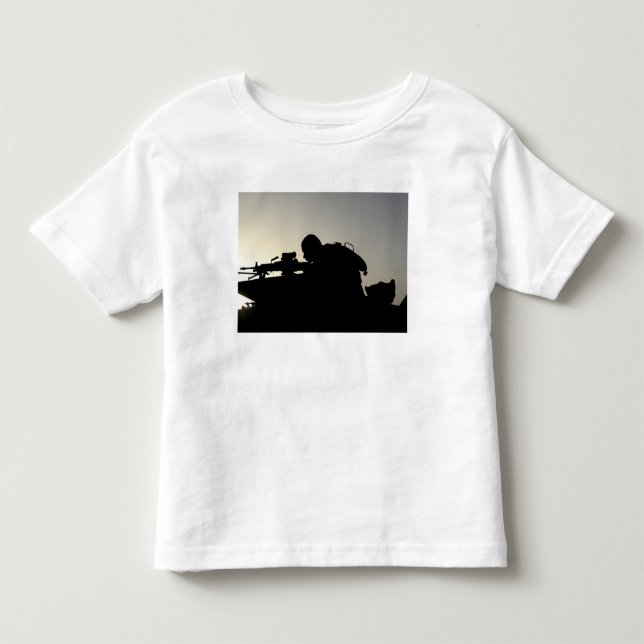 Camiseta Infantil Silhuette de um artilheiro de Arma Automática de E (Frente)