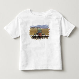 Camiseta Infantil Trator puxando uma plantadeira de sementes de milh