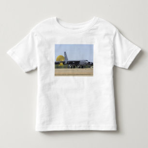 Camiseta Infantil Um B-52 Stratofortress distribui sua rampa de