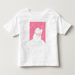 Camiseta Infantil Um boneco de neve que alcança para um floco de