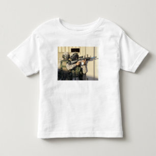 Camiseta Infantil Um escuteiro da infantaria aponta sua arma
