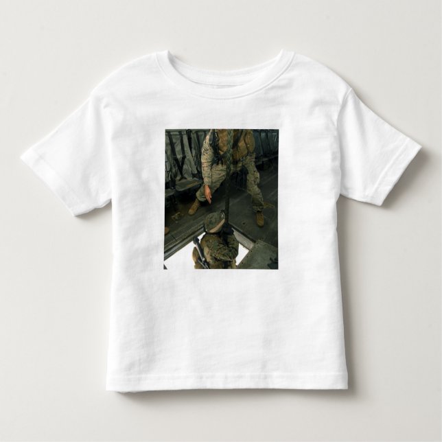 Camiseta Infantil Um fuzileiro manda um companheiro para o inferno (Frente)