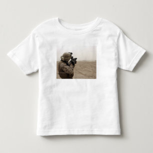 Camiseta Infantil Um fuzileiro naval ateia fogo ao M-32