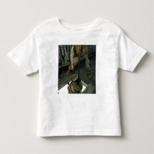 Camiseta Infantil Um fuzileiro naval envia um fuzileiro naval