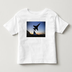 Camiseta Infantil Um modelo escala de um falcão de combate do F-16 