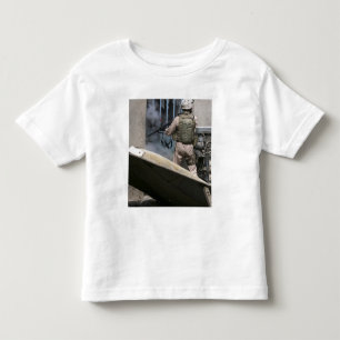 Camiseta Infantil Um polícia militar usa um rompimento circularment
