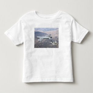 Camiseta Infantil Um raptor F-22 recebe o combustível de um KC-135