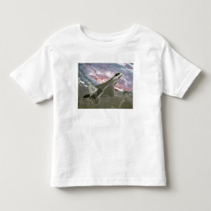 Camiseta Infantil Um raptor F/A-22 voa uma missão de treinamento