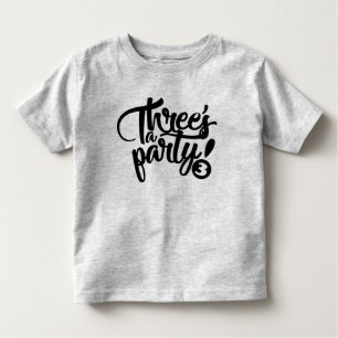 Camiseta Infantil um T do aniversário do partido de três